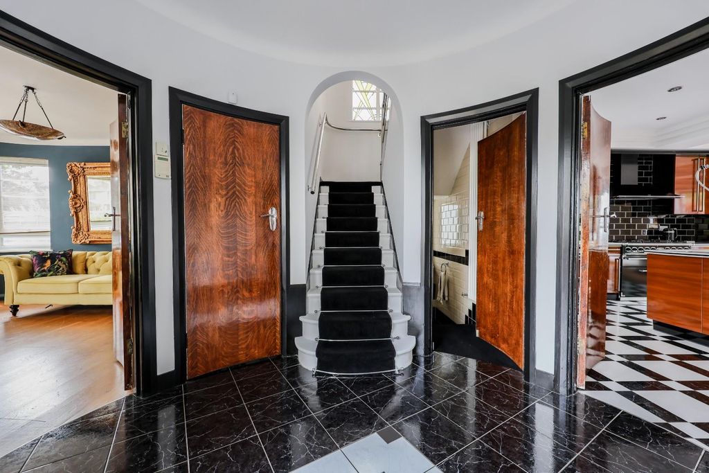 Property photo 2 of 40