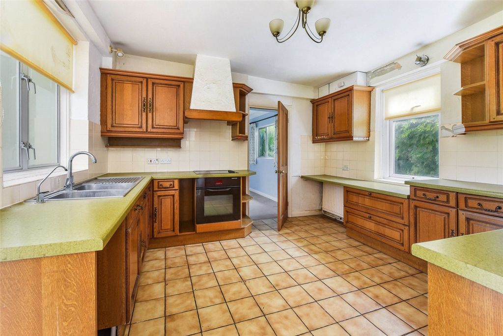 Property photo 3 of 11 Kitchen