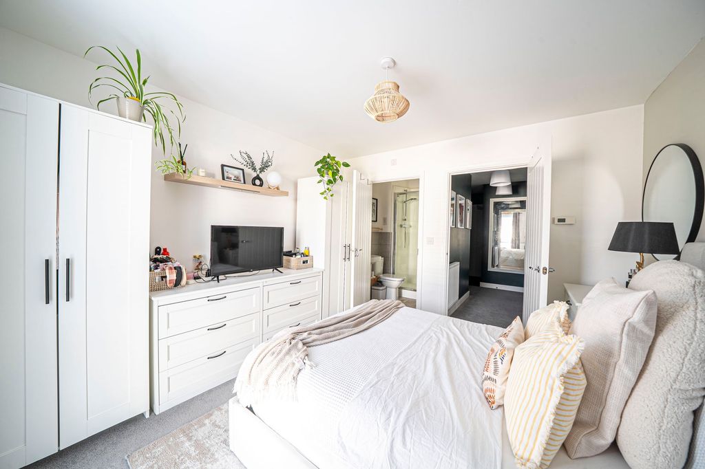 2 bed flat for saleCashmere Drive, Andover SP11 photo 4