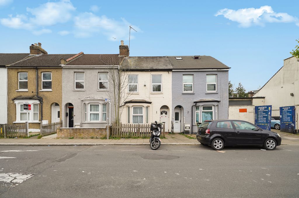 Property photo 1 of 12 Byron Road, Harrow Wealdstone, Harrow, Middlesex Ha3