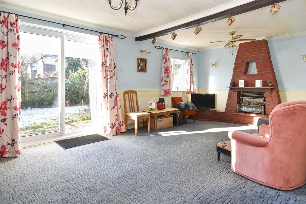 Property photo 2 of 18 Kitchen