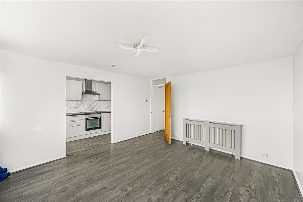 Property photo 2 of 15 44 Lynwood Close-9.Jpg