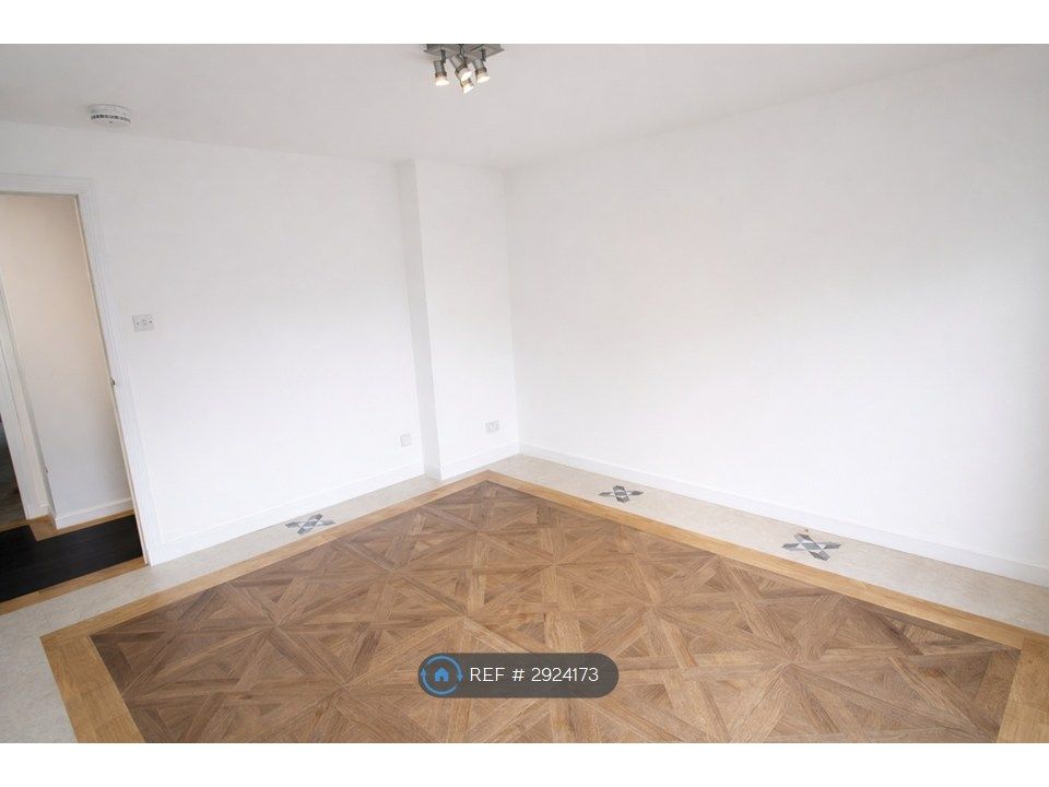 Property photo 2 of 14 Lounge V2