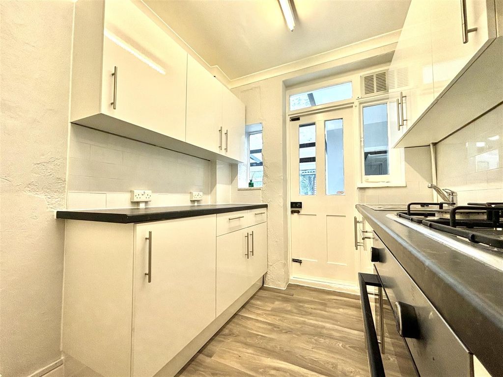 Property photo 3 of 11 Kitchen