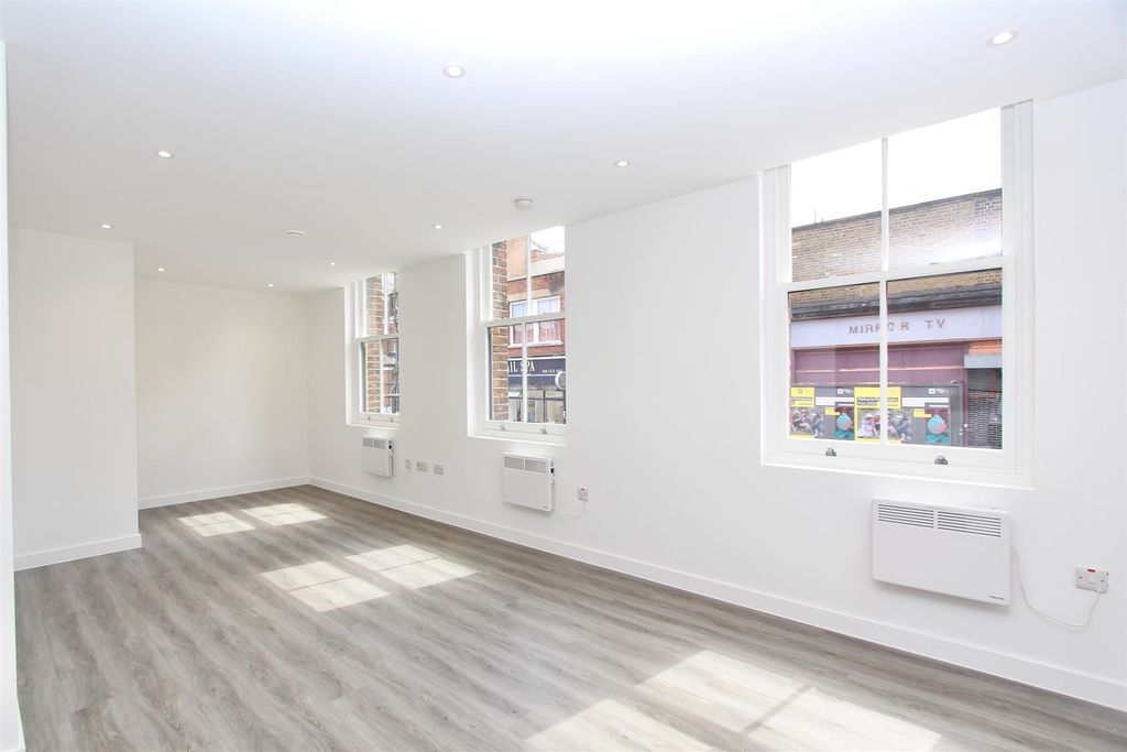 Property photo 2 of 18 Brooke Road, N16