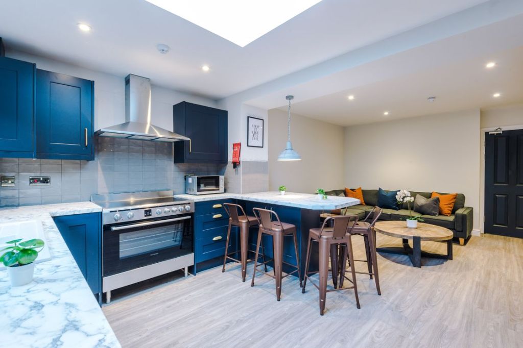 Property photo 2 of 20 4 West Road Lancaster