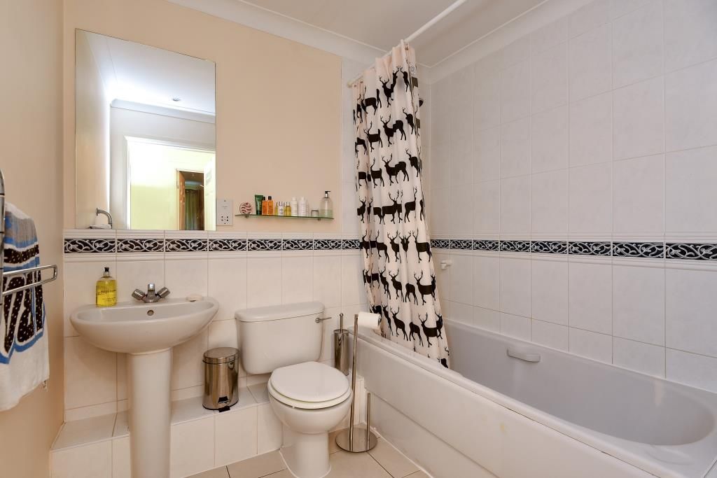 Property photo 3 of 10 Bathroom