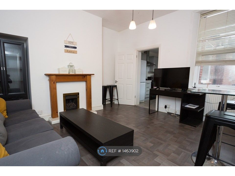 3 bed flat to rent Arthur's Hill