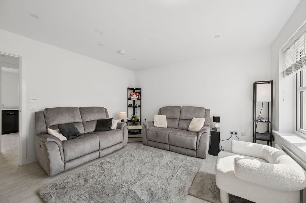 Property photo 3 of 31 Lounge