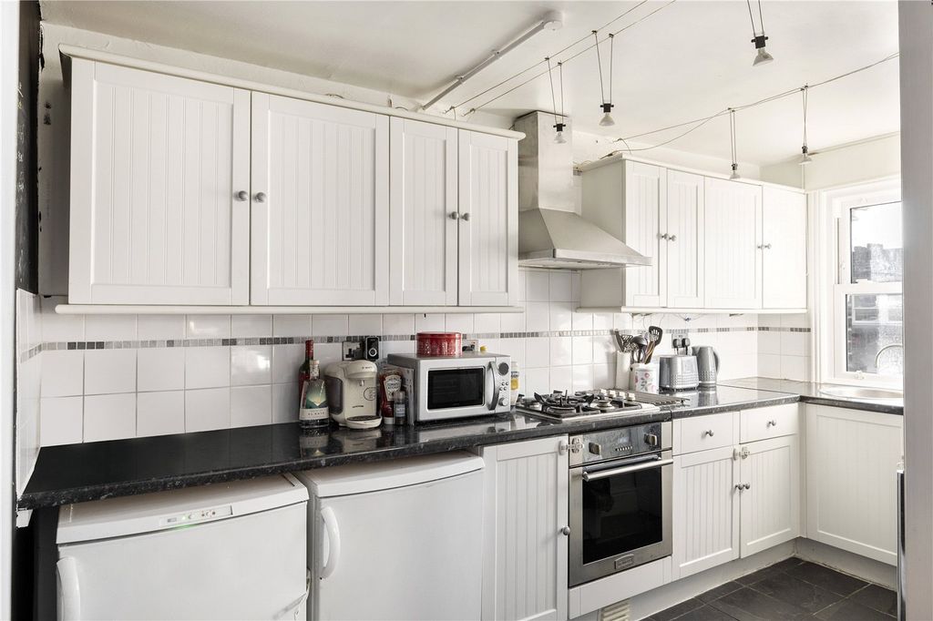 Property photo 3 of 10 Kitchen Detail