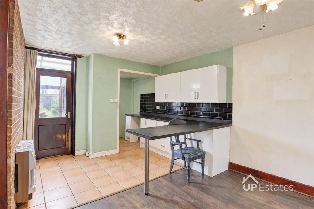 Property photo 3 of 10 Kitchen