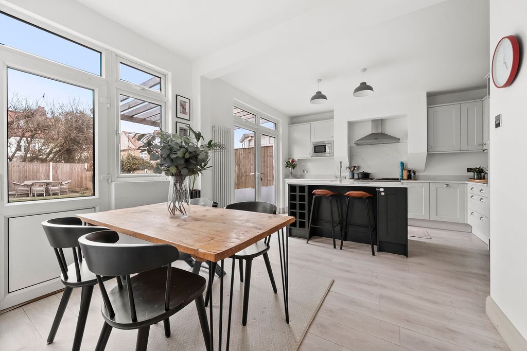 Property photo 3 of 28