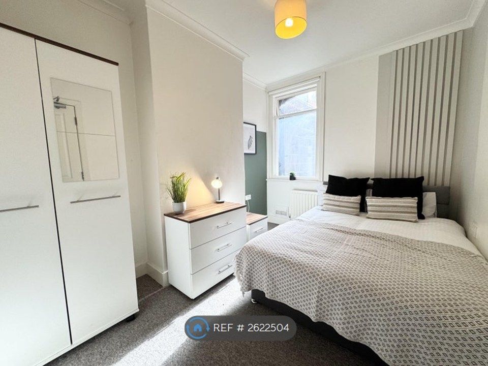 Property photo 1 of 11 Room 2