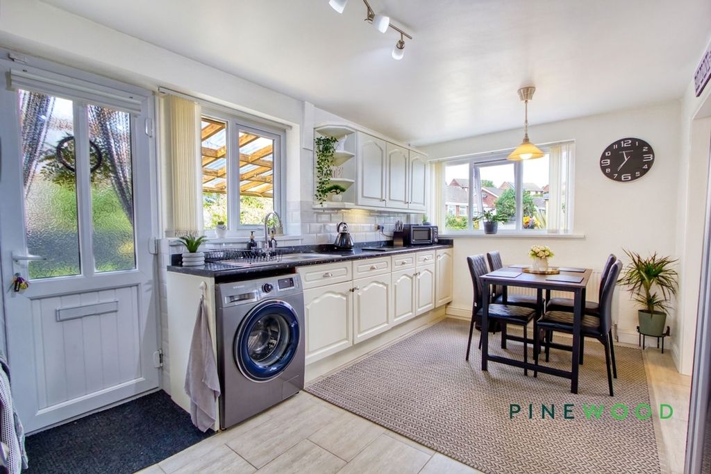 Property photo 2 of 33 Kitchen / Diner