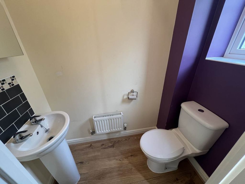 Property photo 3 of 9 Cloakroom