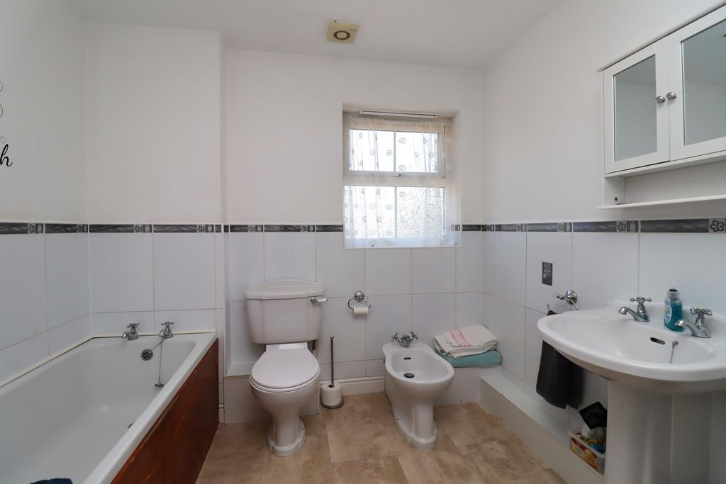 Property photo 3 of 37