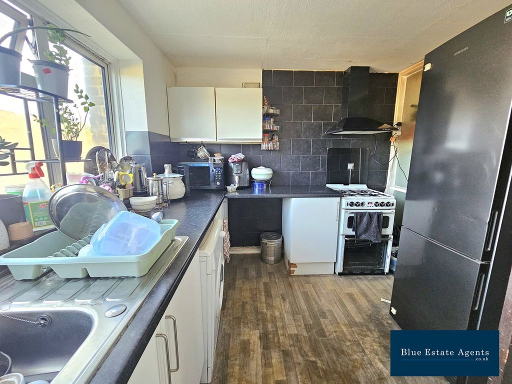 Property photo 2 of 9 Kitchen