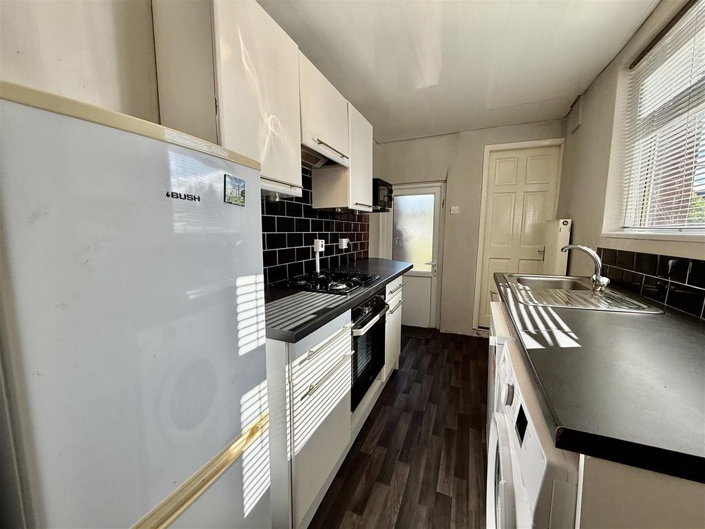 Property photo 2 of 7 Kitchen
