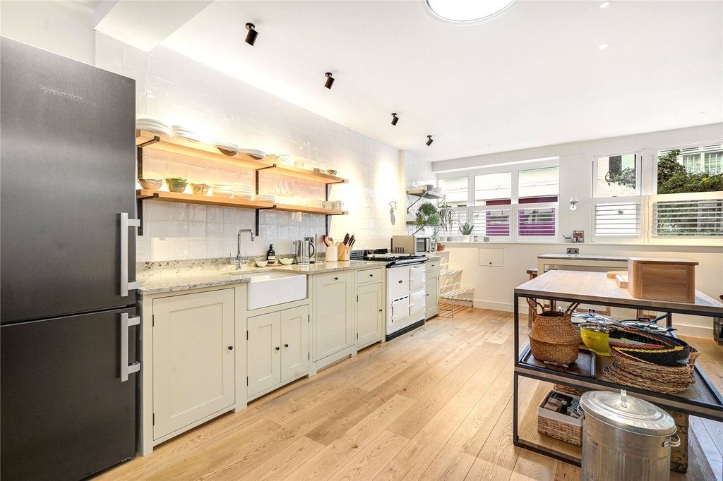 Property photo 3 of 16 Kitchen