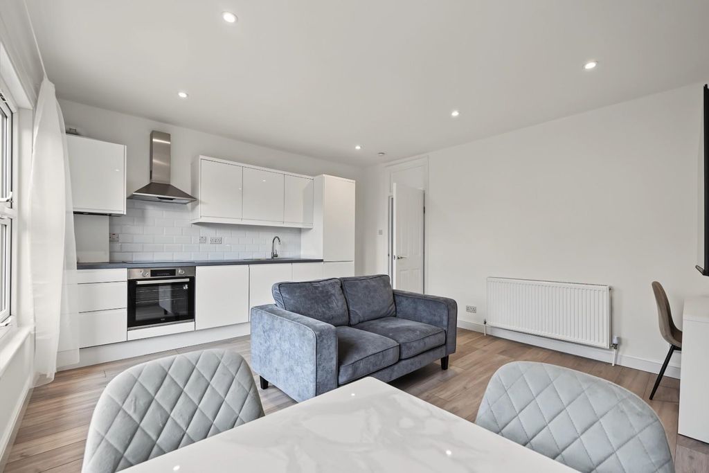 Property photo 2 of 11 Loveridge Road Nw6