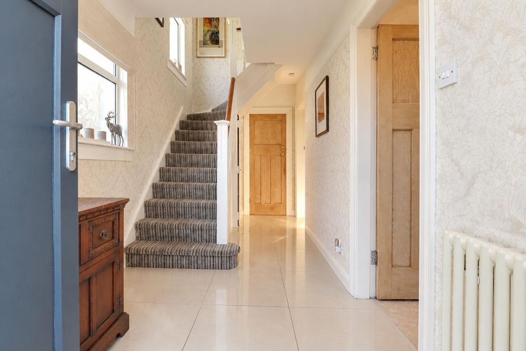 Property photo 2 of 18 Entrance Hall
