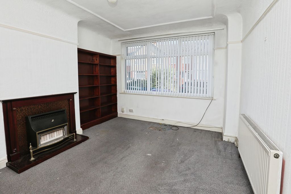 Property photo 3 of 15 Lounge