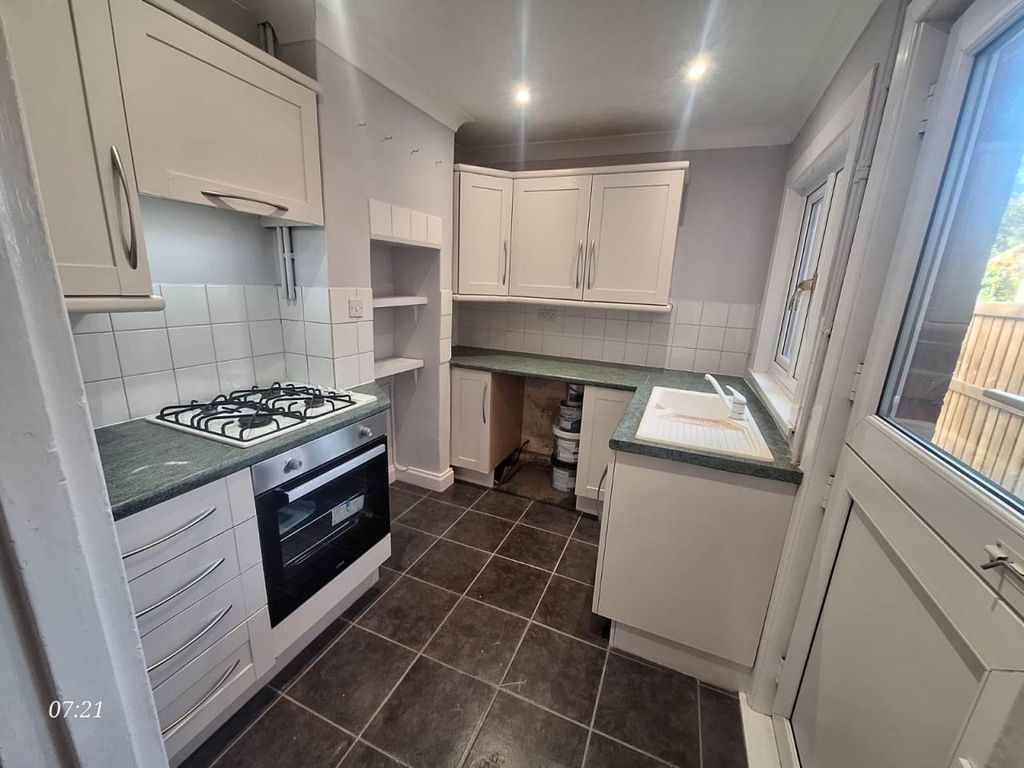 Property photo 3 of 11 Kitchen (2)