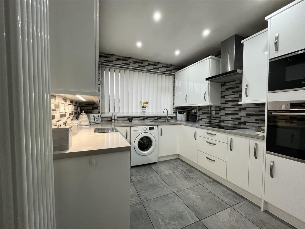 Property photo 2 of 21 Kitchen