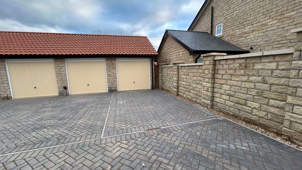 Property photo 2 of 10 Garage
