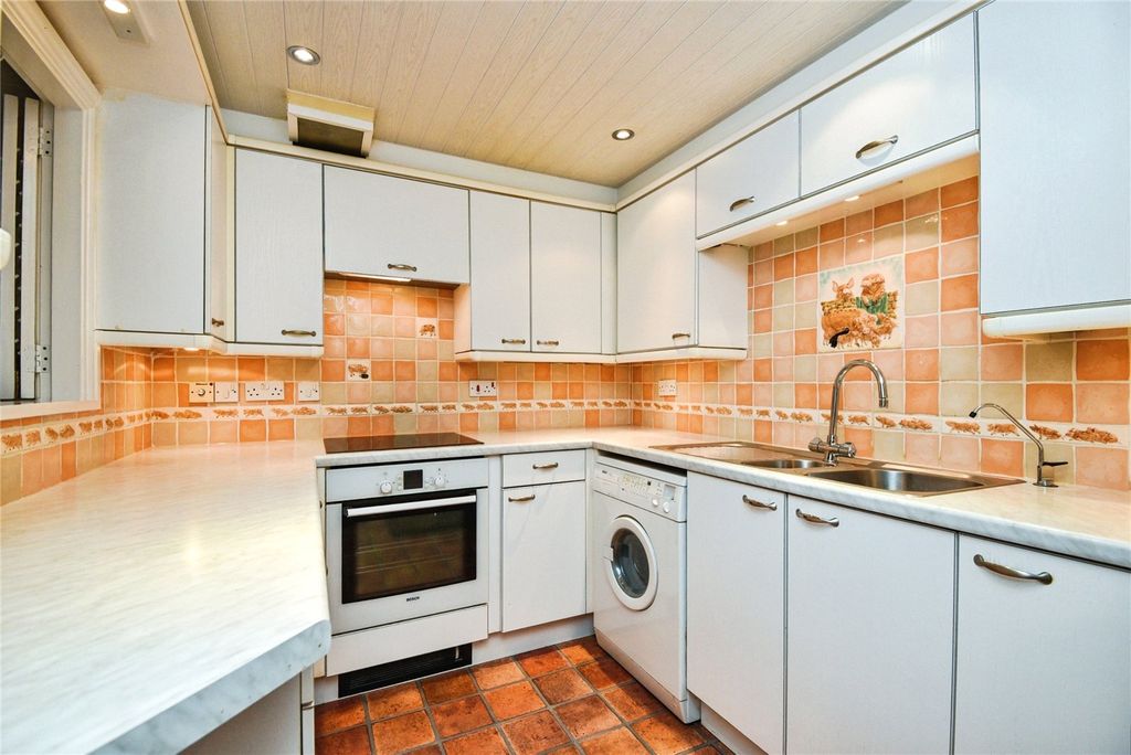 Property photo 3 of 11 Kitchen