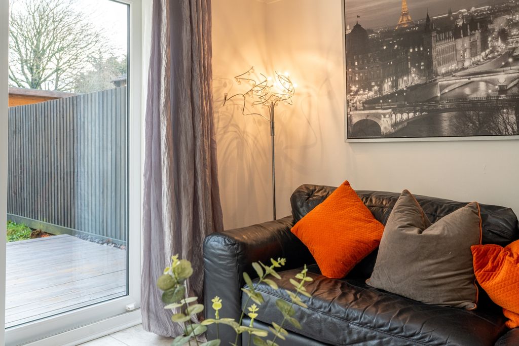 Property photo 3 of 18 Squires Gate-8