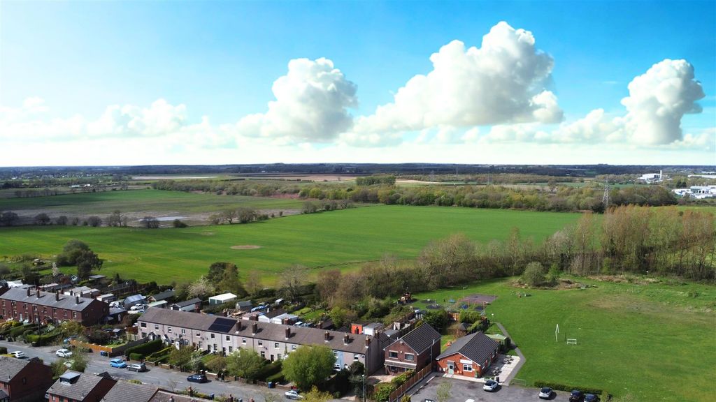 Property photo 2 of 37 Crawford Road