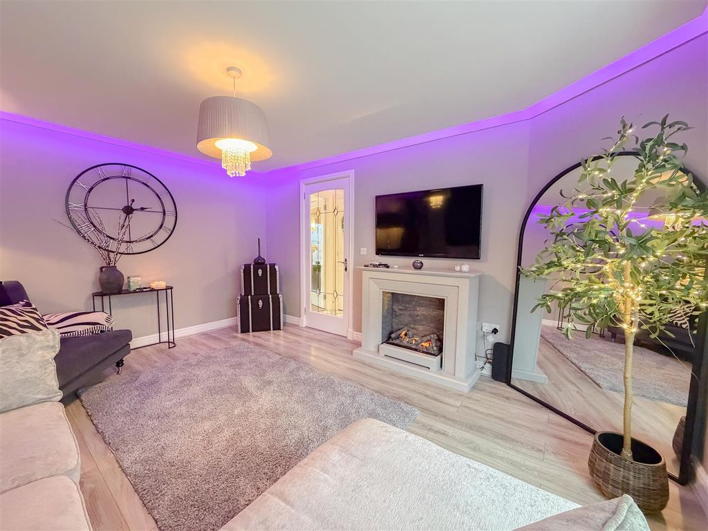Property photo 3 of 33 Lounge