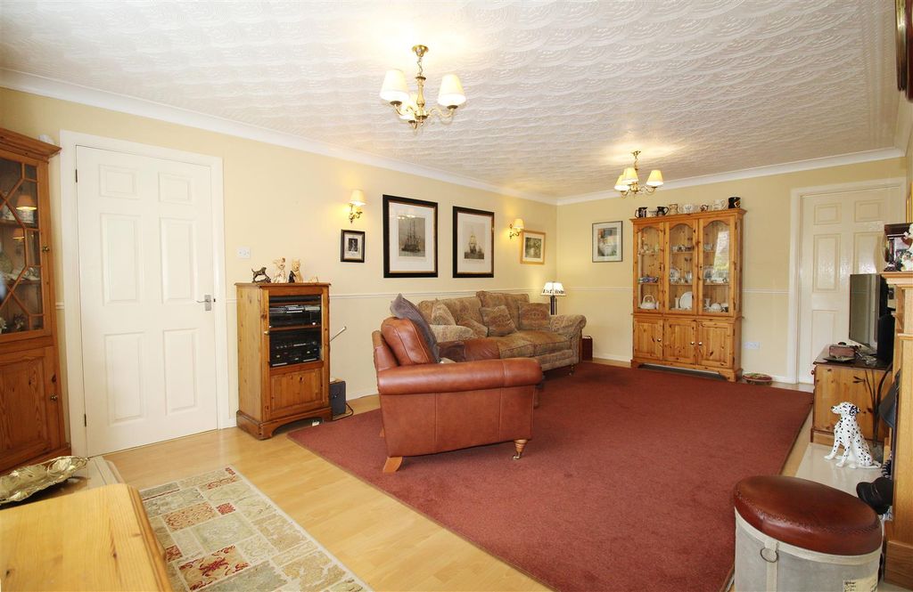 Property photo 3 of 17 Living Room