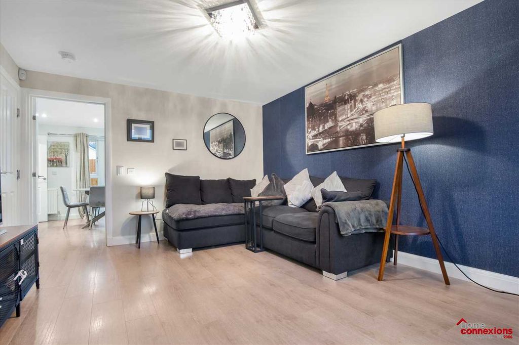 Property photo 3 of 33 Lounge (2)