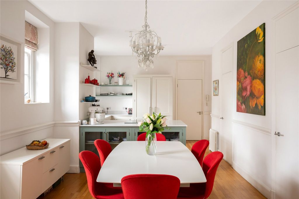 Property photo 2 of 11 Dining / Kitchen