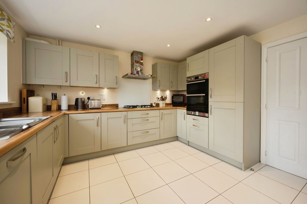 Property photo 2 of 25 Kitchen