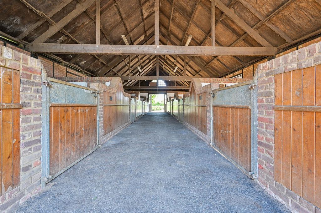 Additional image 8 of 7 bed property for saleDovehouse Lane, Kensworth LU6