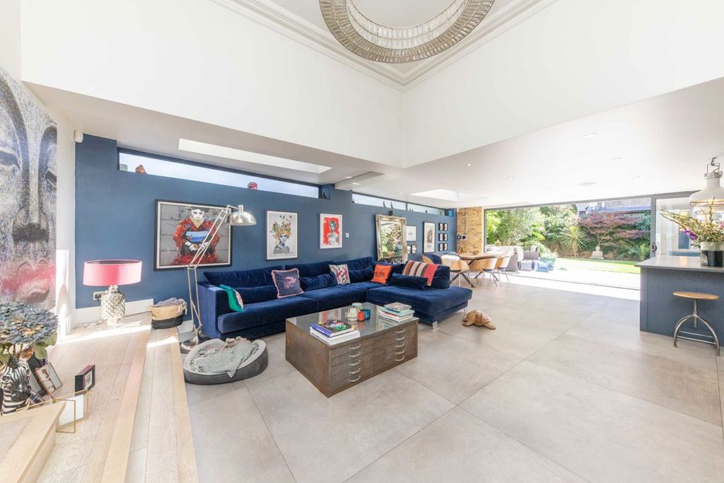 Property photo 2 of 8