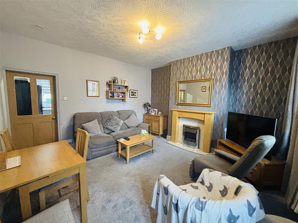 Property photo 2 of 11 Lounge