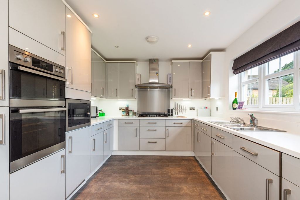 Property photo 3 of 14 Dining Kitchen