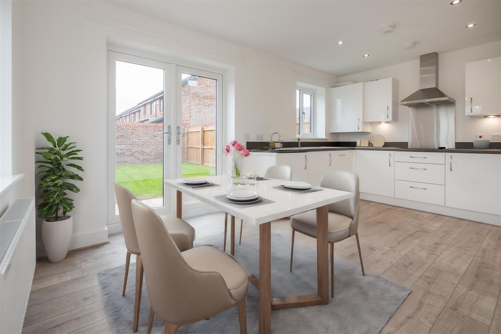 Property photo 3 of 10 Kitchen Dining