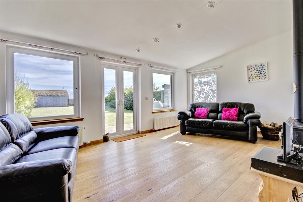 Property photo 2 of 23 Sitting Room