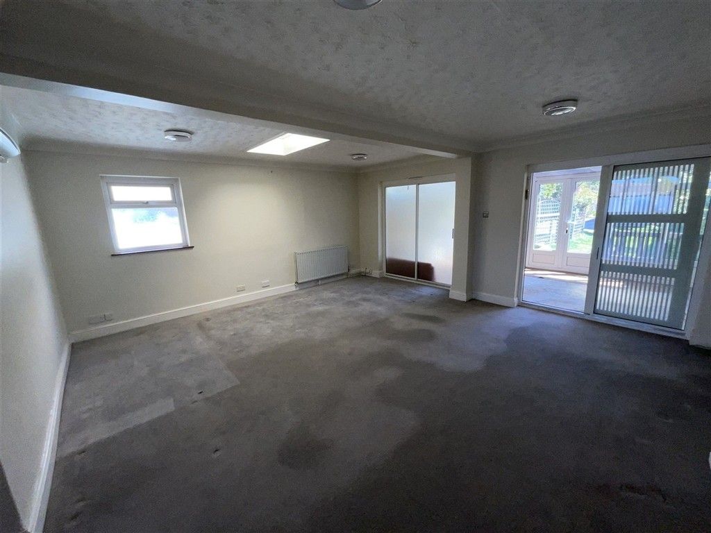 Property photo 3 of 12 Lounge