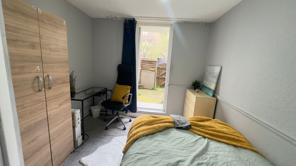 Property photo 1 of 11 Room 2- £680 Available From 15/08/2026