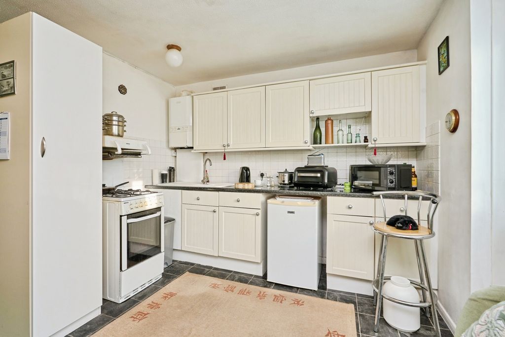 Property photo 2 of 9 Kitchen