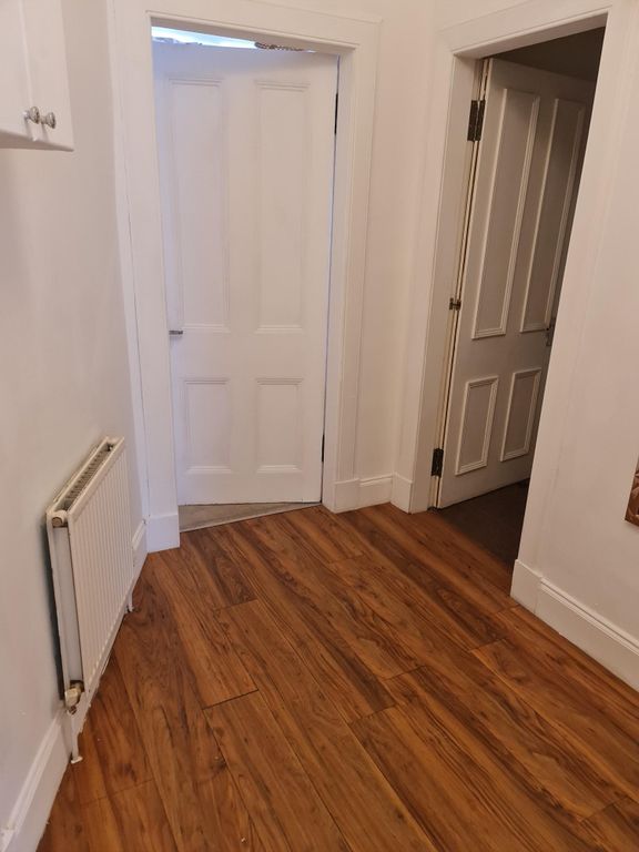 Property photo 3 of 11 Hallway