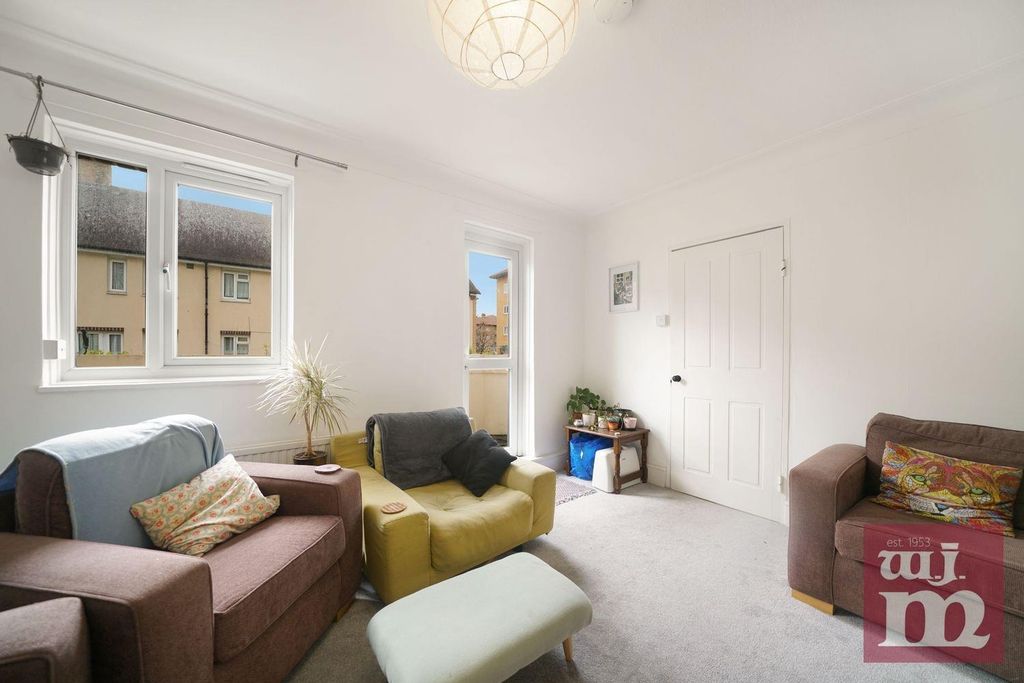 Property photo 2 of 11 Lounge