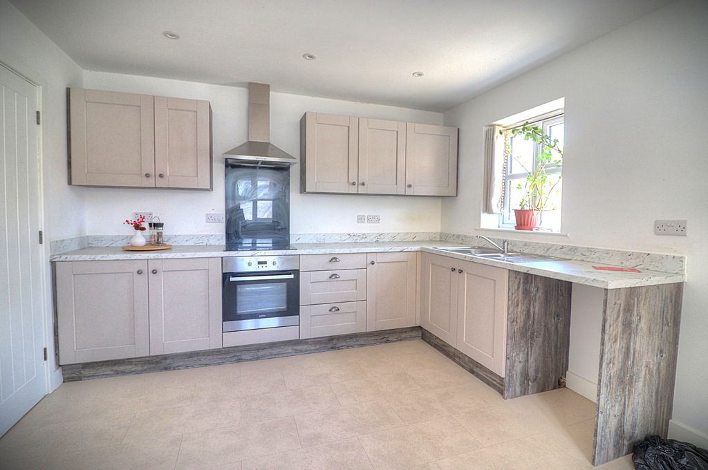 Property photo 3 of 16 Kitchen 3