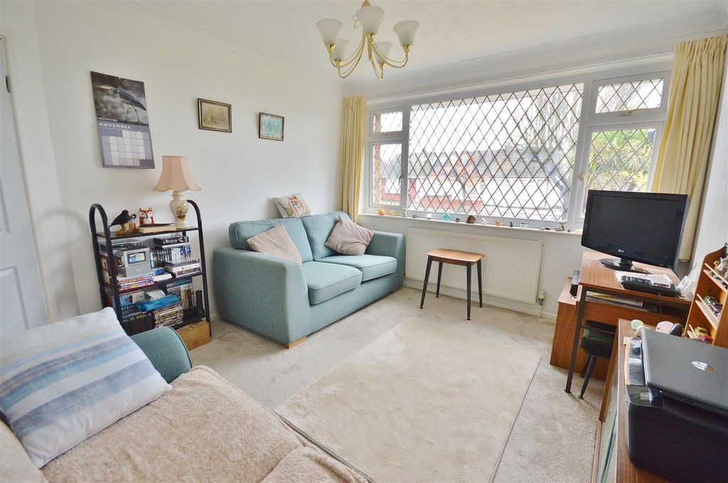 Property photo 3 of 17 Lounge